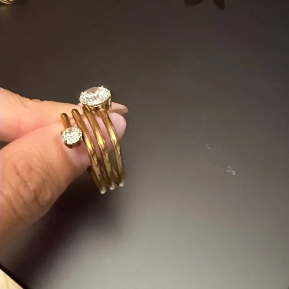 Elegant Gold Ring with Clear Stones - Costume Jewelry Ring - LIKE NEW - Picture 3 of 6